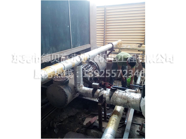 空調(diào)維修現(xiàn)場(chǎng)